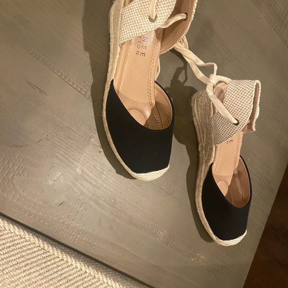 Women’s size WD 7 Journee collection espadrilles - Picture 2 of 8